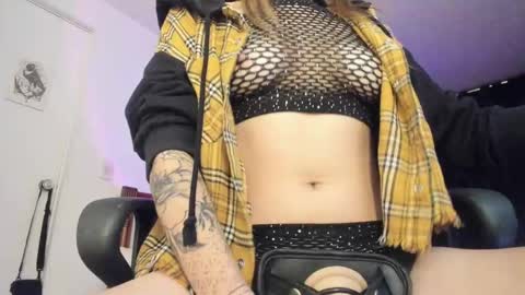 Snapshot of hat_girl chatting on 11/13/25, 04:33 Nicole online show from 11/13/25, 04:33