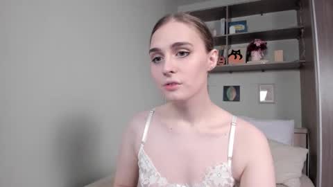 Snapshot of havagooday chatting on 11/16/25, 07:14 Mia online show from 11/16/25, 07:14