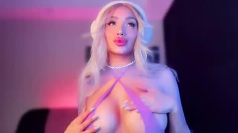 Snapshot of hazeeell chatting on 09/30/25, 02:00 Marie online show from 09/30/25, 02:00