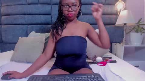 Snapshot of hazel_lanee chatting on 06/26/26, 06:29 hazel_lanee online show from 06/26/26, 06:29