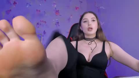 Snapshot of hazel_sullivan chatting on 11/17/25, 12:11 Hazel online show from 11/17/25, 12:11