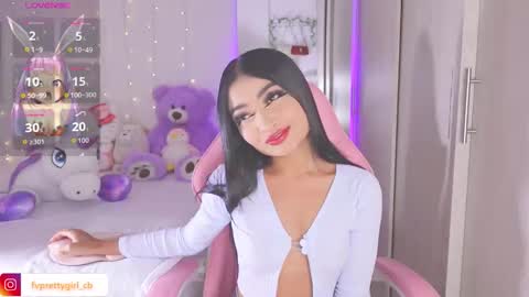 Snapshot of hazelbabee_ chatting on 12/20/25, 08:10 Lynn online show from 12/20/25, 08:10