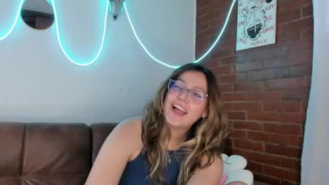 Snapshot of hazelbrownn23 chatting on 02/25/25, 04:10 Hazel Brown online show from 02/25/25, 04:10