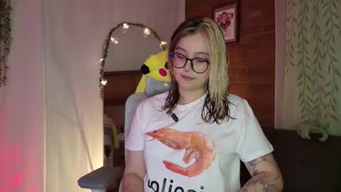 Snapshot of hazelbrownn23 chatting on 02/25/26, 02:32 Hazel Brown online show from 02/25/26, 02:32