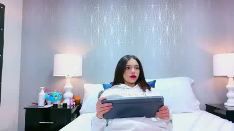 HazelMoret online show from 02/08/26, 03:26