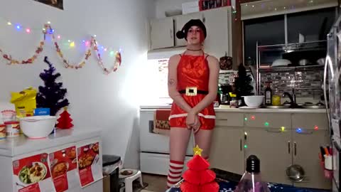 Snapshot of heartmyarc chatting on 12/12/24, 04:59 HeartMyArc online show from 12/12/24, 04:59