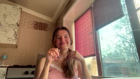 Snapshot of heatherwillman chatting on 04/04/26, 12:13 Lili online show from 04/04/26, 12:13