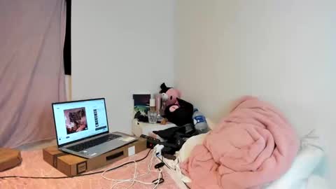 Snapshot of heavenngirlyy444 chatting on 12/21/24, 03:58 Heaven  online show from 12/21/24, 03:58