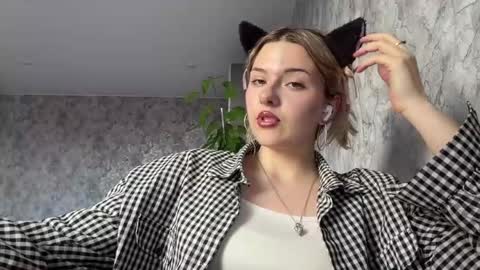 Snapshot of hedwighutzel chatting on 05/14/26, 02:46 Nessie online show from 05/14/26, 02:46