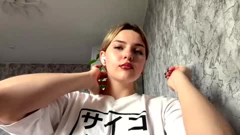 Snapshot of hedwighutzel chatting on 05/18/26, 02:12 Nessie online show from 05/18/26, 02:12