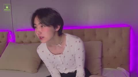 HEEJIN online show from 10/15/25, 08:20