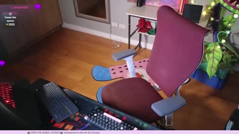 Snapshot of heidiluceous chatting on 01/14/25, 10:17 Heidi brunette Foxy red head and Carrie blondie online show from 01/14/25, 10:17