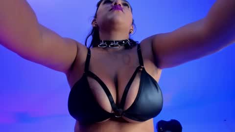 Snapshot of heidyblue chatting on 02/19/25, 06:21 online show from 02/19/25, 06:21