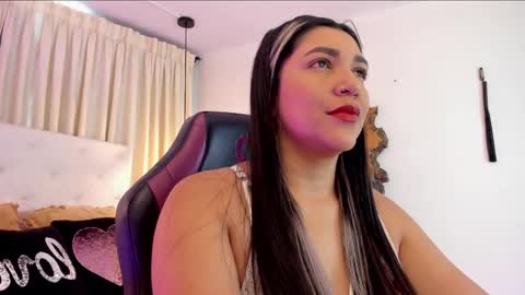 Snapshot of heidyblue chatting on 11/22/25, 03:22 online show from 11/22/25, 03:22