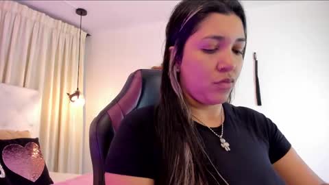 Snapshot of heidyblue chatting on 11/23/25, 01:44 online show from 11/23/25, 01:44