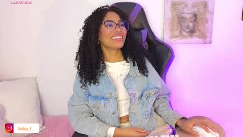 Snapshot of heily_fox chatting on 02/26/25, 07:20 HEILY  online show from 02/26/25, 07:20