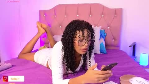 Snapshot of heily_fox chatting on 02/28/25, 09:15 HEILY  online show from 02/28/25, 09:15