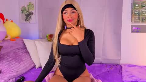 Snapshot of heily_fox chatting on 11/15/25, 06:22 HEILY online show from 11/15/25, 06:22