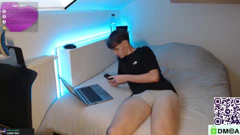 Snapshot of hel0n chatting on 01/14/26, 03:50 Check link in my bio online show from 01/14/26, 03:50