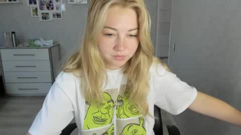 Snapshot of helen_angel_girl chatting on 06/30/26, 04:57 Helen sven online show from 06/30/26, 04:57