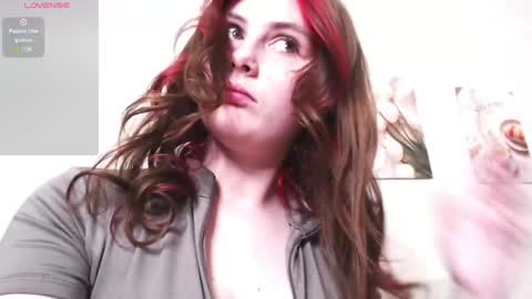 Snapshot of helen_gren chatting on 04/27/26, 05:27 MY NAME IS HELEN WELCOME TO MY ROOM online show from 04/27/26, 05:27