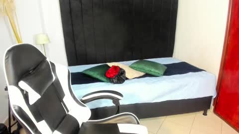 Snapshot of helena_copper chatting on 12/04/25, 07:33 HELENA COPPER online show from 12/04/25, 07:33