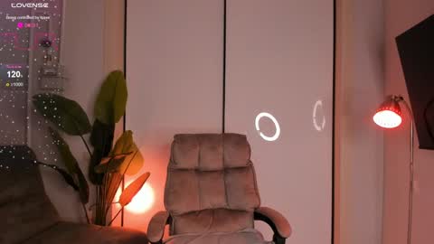 Snapshot of helena_lorente chatting on 12/14/24, 11:34 Helen online show from 12/14/24, 11:34