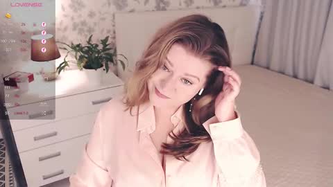 Snapshot of helenbonham chatting on 09/13/25, 04:45 Helena Bonham online show from 09/13/25, 04:45