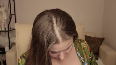 Snapshot of helens_lov chatting on 12/18/25, 02:50 Helen online show from 12/18/25, 02:50