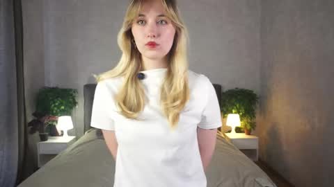 Snapshot of helenstormes chatting on 04/16/26, 09:10 Bella online show from 04/16/26, 09:10