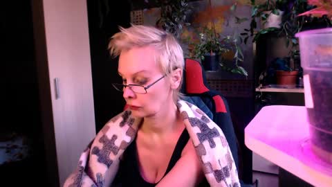 Snapshot of helgahimmele chatting on 04/05/26, 03:42 Helga online show from 04/05/26, 03:42