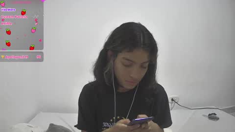 Snapshot of helia_n_amy chatting on 01/14/25, 06:02 Helia Transfem and Amy online show from 01/14/25, 06:02