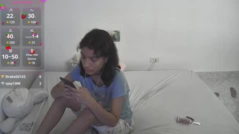 Snapshot of helia_n_amy chatting on 01/16/25, 06:27 Helia Transfem and Amy online show from 01/16/25, 06:27