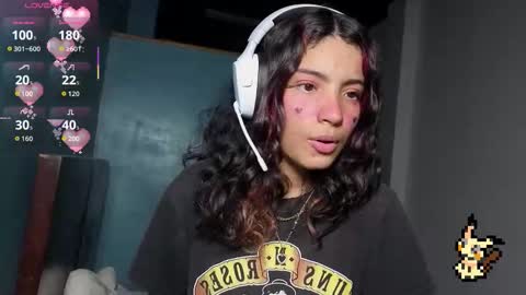 Snapshot of helia_n_amy chatting on 10/17/25, 06:05 Helia Transfem and Amy online show from 10/17/25, 06:05