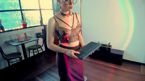 Heliconia online show from 10/07/25, 10:40