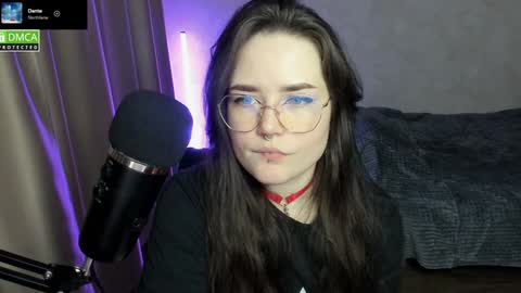 Snapshot of hell_hotline chatting on 12/23/24, 08:47 Red online show from 12/23/24, 08:47