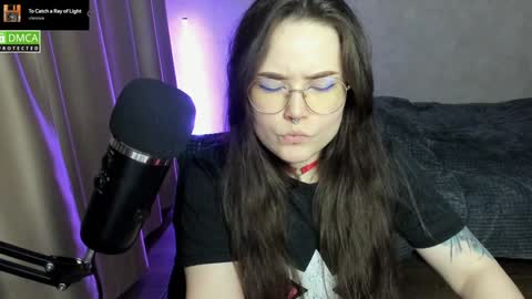 Snapshot of hell_hotline chatting on 12/23/24, 11:49 Red online show from 12/23/24, 11:49