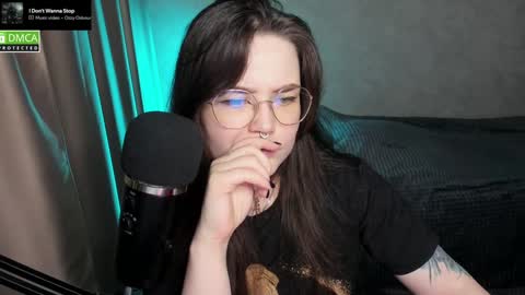 Snapshot of hell_hotline chatting on 02/01/25, 10:02 Red online show from 02/01/25, 10:02