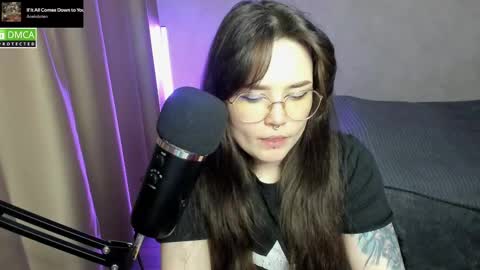 Snapshot of hell_hotline chatting on 02/13/25, 09:06 Red online show from 02/13/25, 09:06