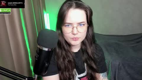 Snapshot of hell_hotline chatting on 02/19/25, 06:21 Red online show from 02/19/25, 06:21