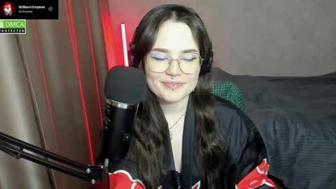 Snapshot of hell_hotline chatting on 02/24/25, 04:36 Red online show from 02/24/25, 04:36