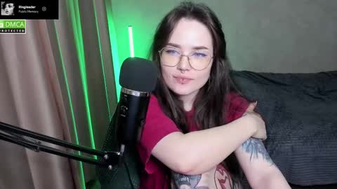 Snapshot of hell_hotline chatting on 03/06/25, 06:05 Red online show from 03/06/25, 06:05