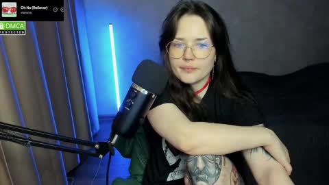 Snapshot of hell_hotline chatting on 09/14/25, 07:02 Red online show from 09/14/25, 07:02