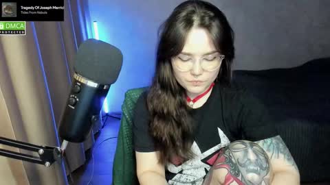 Snapshot of hell_hotline chatting on 09/17/25, 06:31 Red online show from 09/17/25, 06:31