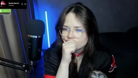 Snapshot of hell_hotline chatting on 09/27/25, 06:46 Red online show from 09/27/25, 06:46