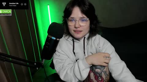 Snapshot of hell_hotline chatting on 10/05/25, 07:01 Red online show from 10/05/25, 07:01