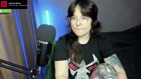 Snapshot of hell_hotline chatting on 10/10/25, 06:18 Red online show from 10/10/25, 06:18