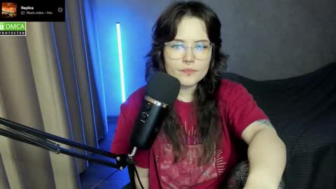 Snapshot of hell_hotline chatting on 10/17/25, 07:27 Red online show from 10/17/25, 07:27