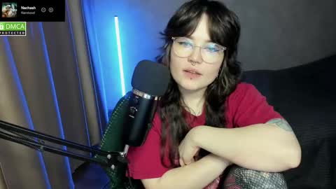 Snapshot of hell_hotline chatting on 10/19/25, 06:19 Red online show from 10/19/25, 06:19