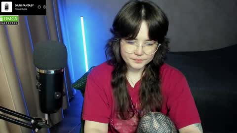 Snapshot of hell_hotline chatting on 10/20/25, 06:30 Red online show from 10/20/25, 06:30